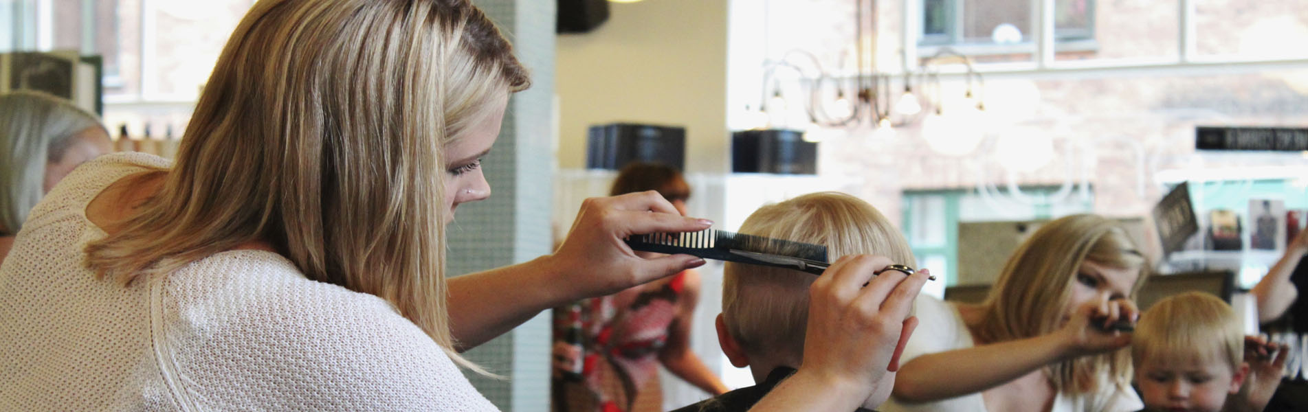 Frisør klipper og friserer hår hos frisør på Amager, Salon Uno